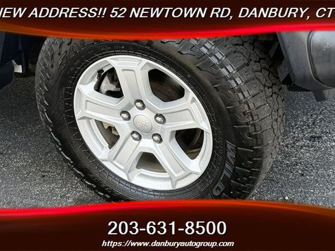 Used 2019 Jeep Wrangler Sport AWD/4WD image 9