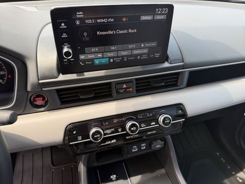 Used 2025 Honda Pilot EX-L image 18