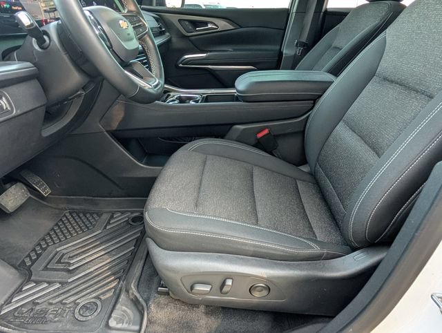 Used 2025 Chevrolet Traverse LT FWD image 17