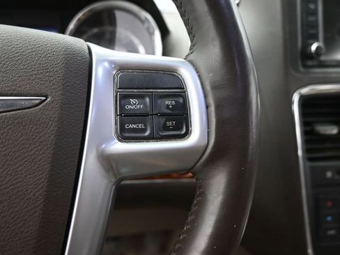 Used 2014 Chrysler Town & Country Touring-L w/ Driver Convenience Group image 32