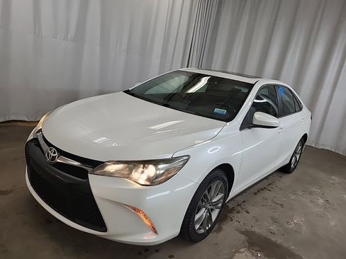 Used 2017 Toyota Camry SE w/ Moonroof Package image 2