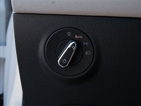 Certified 2025 Volkswagen Taos SE image 15