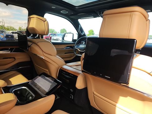 Used 2022 Jeep Grand Wagoneer Series III w/ Rear-Seat Entertainment Group AWD/4WD image 5