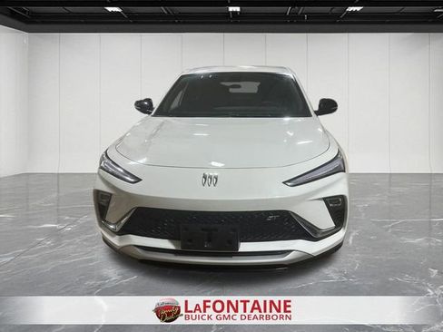 Used 2025 Buick Envista Sport Touring image 2