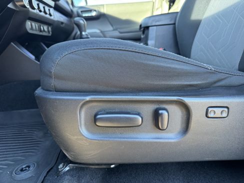 Used 2020 Toyota Tacoma TRD Off-Road w/ Technology Package image 11