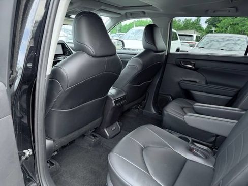 Used 2024 Toyota Highlander XLE AWD/4WD image 23