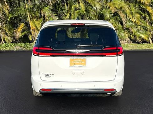Used 2025 Chrysler Pacifica Select image 6