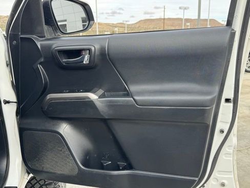 Used 2018 Toyota Tacoma TRD Sport image 35