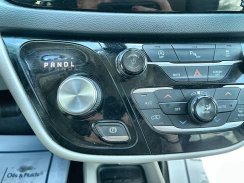 Used 2018 Chrysler Pacifica Touring-L FWD image 23