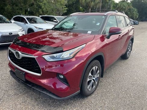 Used 2021 Toyota Highlander XLE AWD/4WD image 5