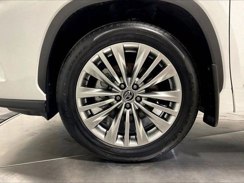 Used 2025 Toyota Highlander Platinum image 9