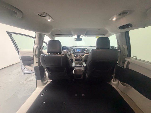 Used 2020 Chrysler Pacifica Touring-L FWD image 25