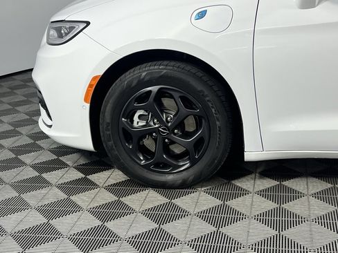 Certified 2022 Chrysler Pacifica Limited w/ Uconnect Theater Family Group image 11