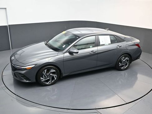 Certified 2025 Hyundai Elantra Limited image 19