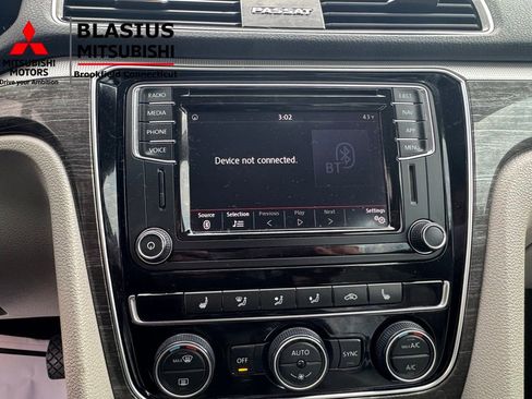 Used 2018 Volkswagen Passat 2.0T SE image 21