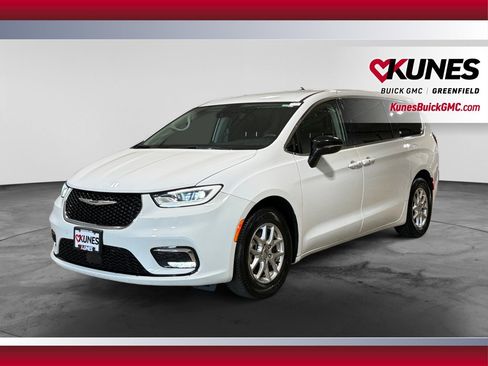 Used 2024 Chrysler Pacifica Touring-L FWD image 5