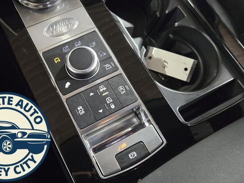 Used 2019 Land Rover Discovery HSE image 16