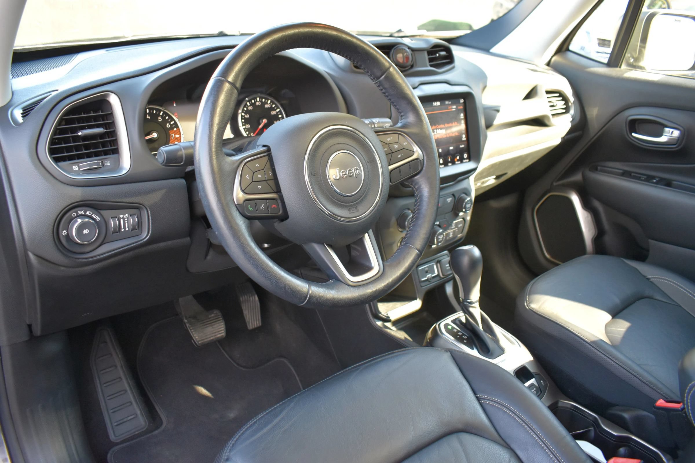 Used 2020 Jeep Renegade Limited w/ UConnect 8.4 Nav Group FWD image 3