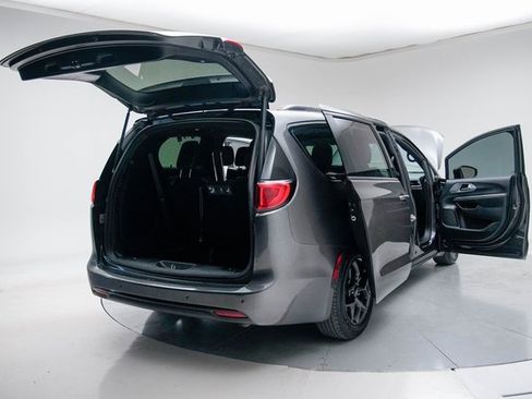 Used 2019 Chrysler Pacifica Touring-L w/ S Appearance Package image 21
