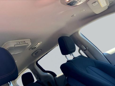 Used 2018 Chrysler Pacifica Touring Plus w/ Tire & Wheel Group FWD image 14