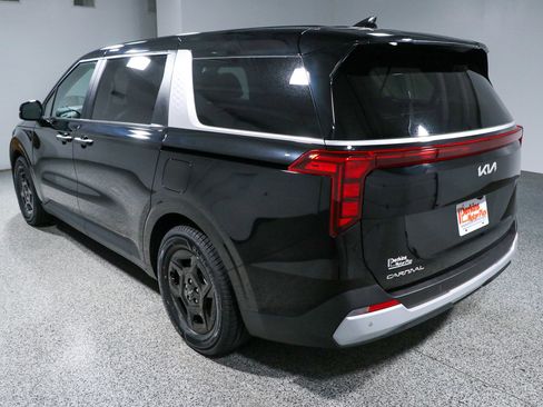 Used 2025 Kia Carnival FWD image 9