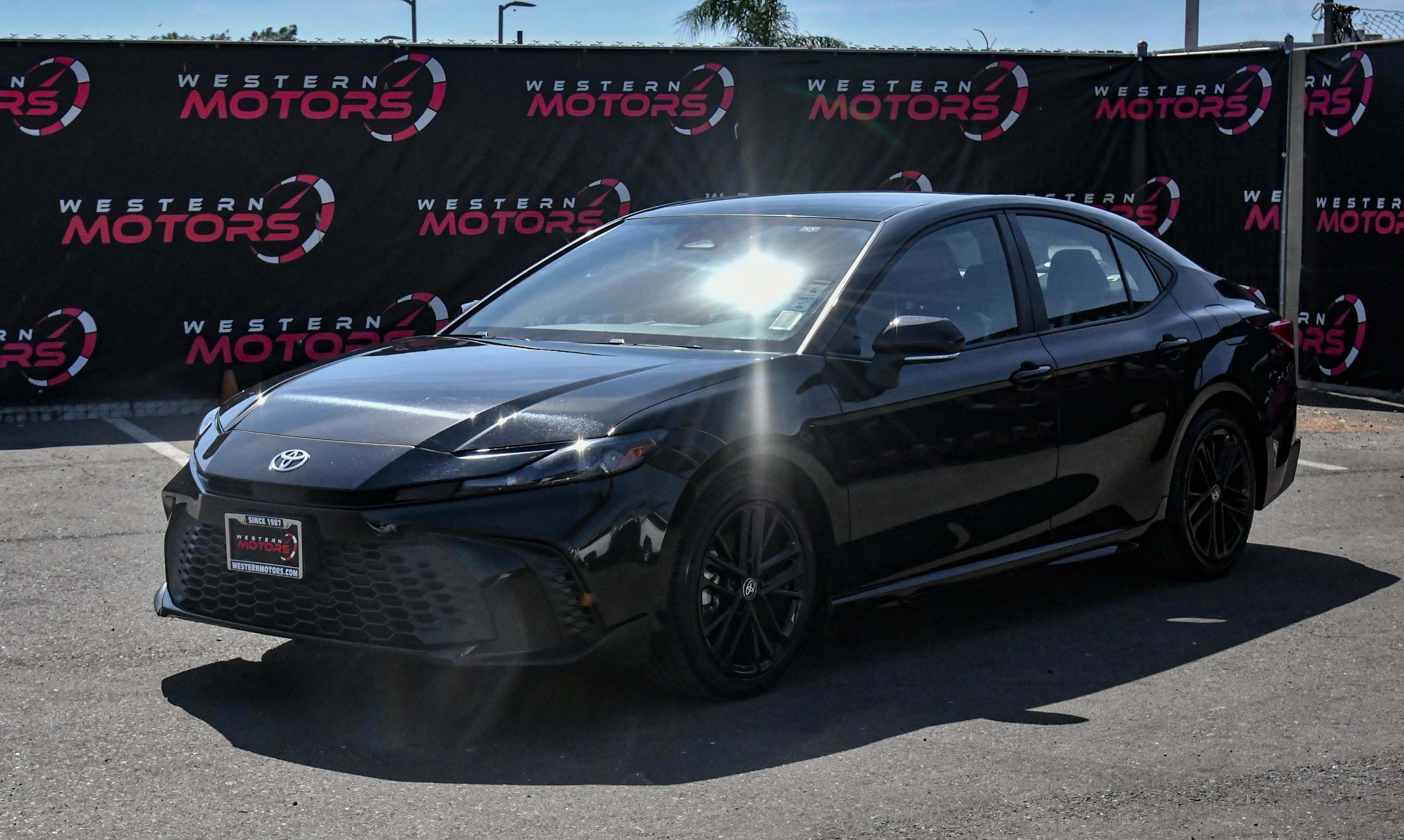 Used 2025 Toyota Camry SE FWD image 3