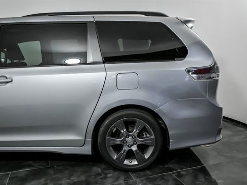 Used 2016 Toyota Sienna SE w/ SE Preferred Package FWD image 7
