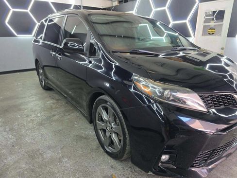 Used 2018 Toyota Sienna SE w/ SE Preferred Package FWD image 4