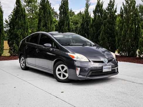 Used 2012 Toyota Prius Four w/ Deluxe Solar Roof Pkg FWD image 2