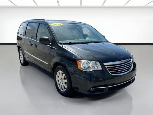 Used 2015 Chrysler Town & Country Touring FWD image 3
