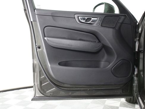 Used 2020 Volvo XC60 T5 Momentum w/ Protection Package Premier image 17