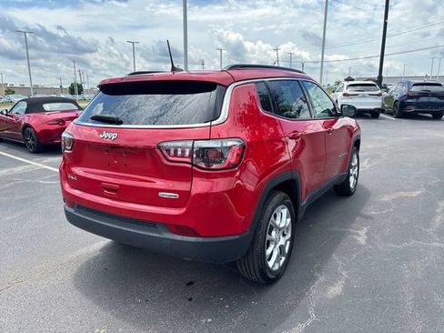 Used 2023 Jeep Compass Latitude w/ Sun and Sound Group AWD/4WD image 7