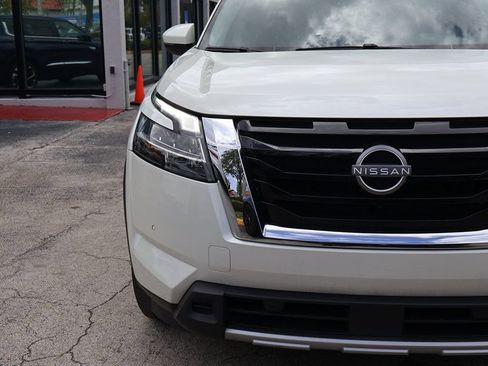 Used 2024 Nissan Pathfinder SL FWD image 16