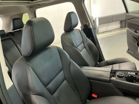 Used 2025 Nissan Rogue SL w/ SL Premium Package image 28