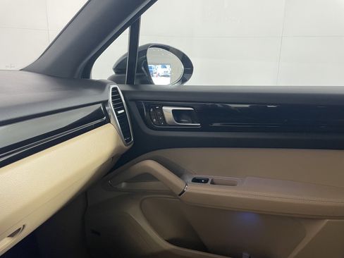 Used 2021 Porsche Cayenne image 12