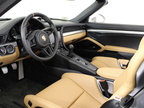 Used 2019 Porsche 911 Speedster RWD image 2