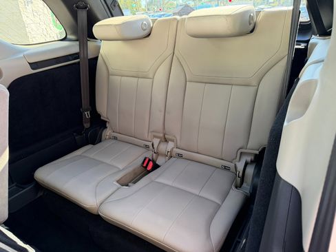 Used 2019 Land Rover Discovery SE image 43