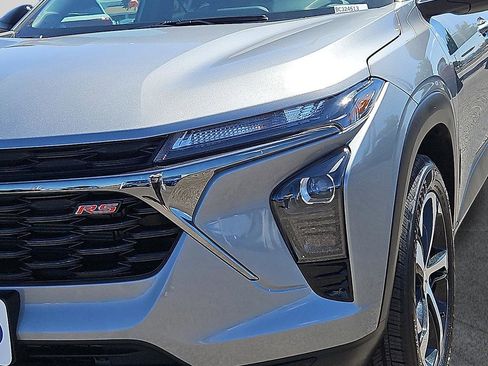 Used 2025 Chevrolet Trax RS w/ Driver Confidence Package FWD image 7