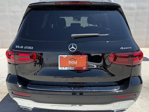 Used 2025 Mercedes-Benz GLB 250 4MATIC image 2