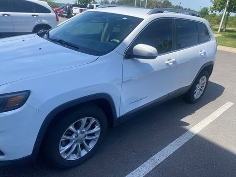 Used 2019 Jeep Cherokee Latitude w/ Popular Appearance Group FWD image 3
