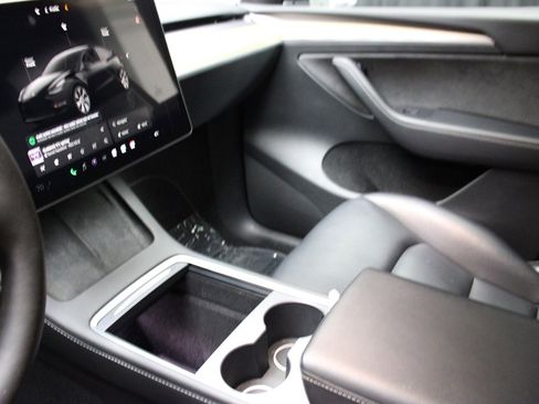 Used 2022 Tesla Model Y Long Range image 15