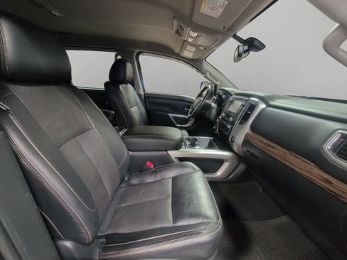Used 2018 Nissan Titan SL w/ Chrome Package AWD/4WD image 15