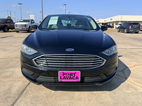 Used 2017 Ford Fusion SE FWD image 4