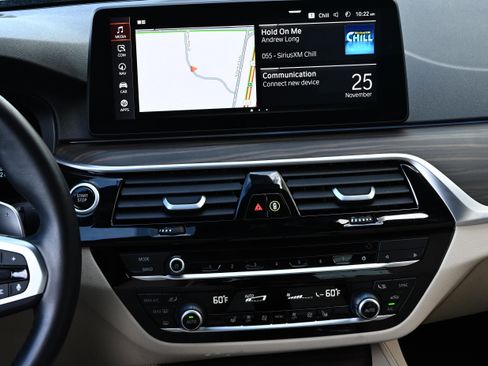 Certified 2022 BMW 530e w/ Premium Package image 40