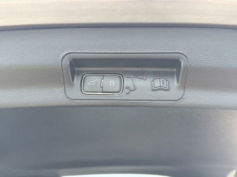 Used 2024 Ford Explorer XLT AWD/4WD image 17