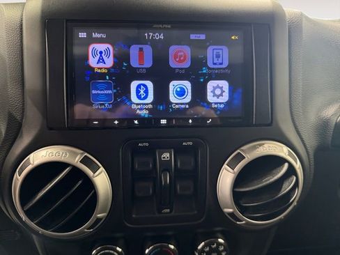 Used 2018 Jeep Wrangler Unlimited Sahara w/ Connectivity Group AWD/4WD image 12