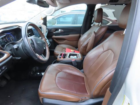 Used 2017 Chrysler Pacifica Limited w/ UConnect Theater Package FWD image 9