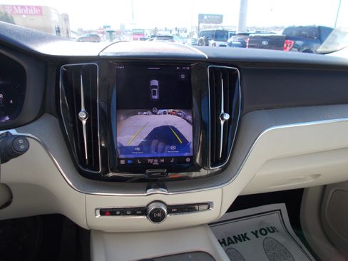 Used 2023 Volvo XC60 B5 Plus image 16