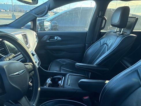 Used 2022 Chrysler Pacifica Limited w/ Uconnect Theater Family Group image 20