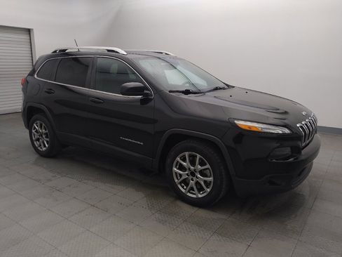 Used 2018 Jeep Cherokee Latitude Plus w/ Cold Weather Group FWD image 11